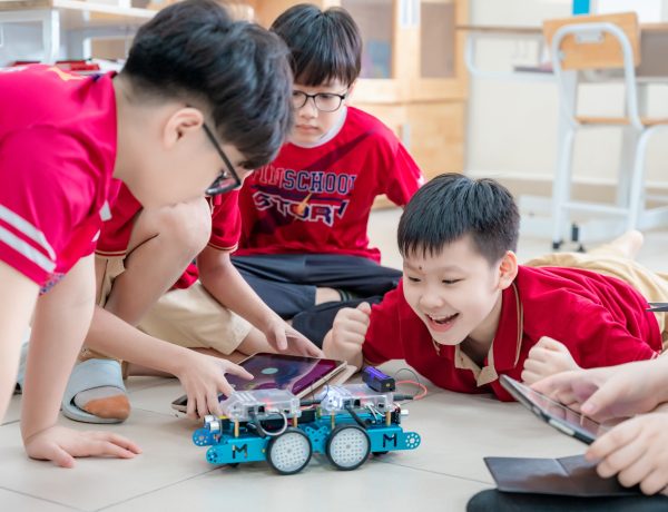 Tại sao trẻ 8–14 tuổi nên học robot?